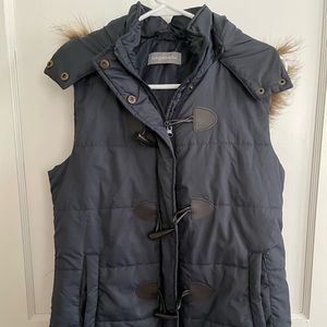 Bagatelle faux-fur hood puffer vest in navy! Great condition, barely worn. Small